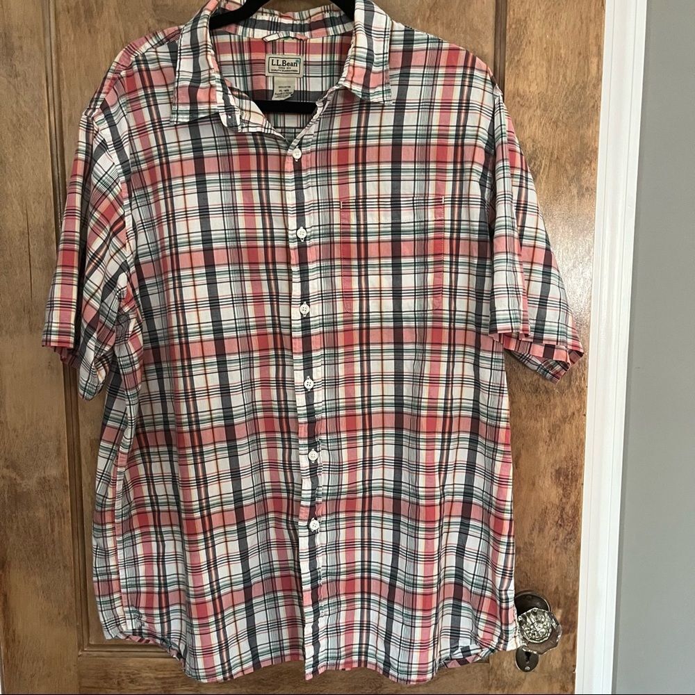L.L. Bean men's slightly fitted 100% Cotton short sleeve button
down shirt